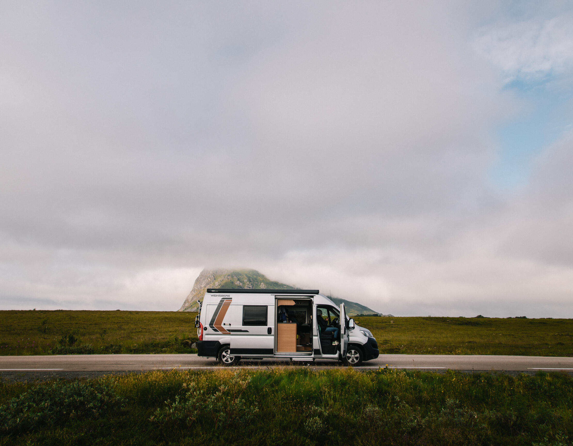 Vuokrattava matkailuauto Norjassa jylhien maisemien ympäröimänä