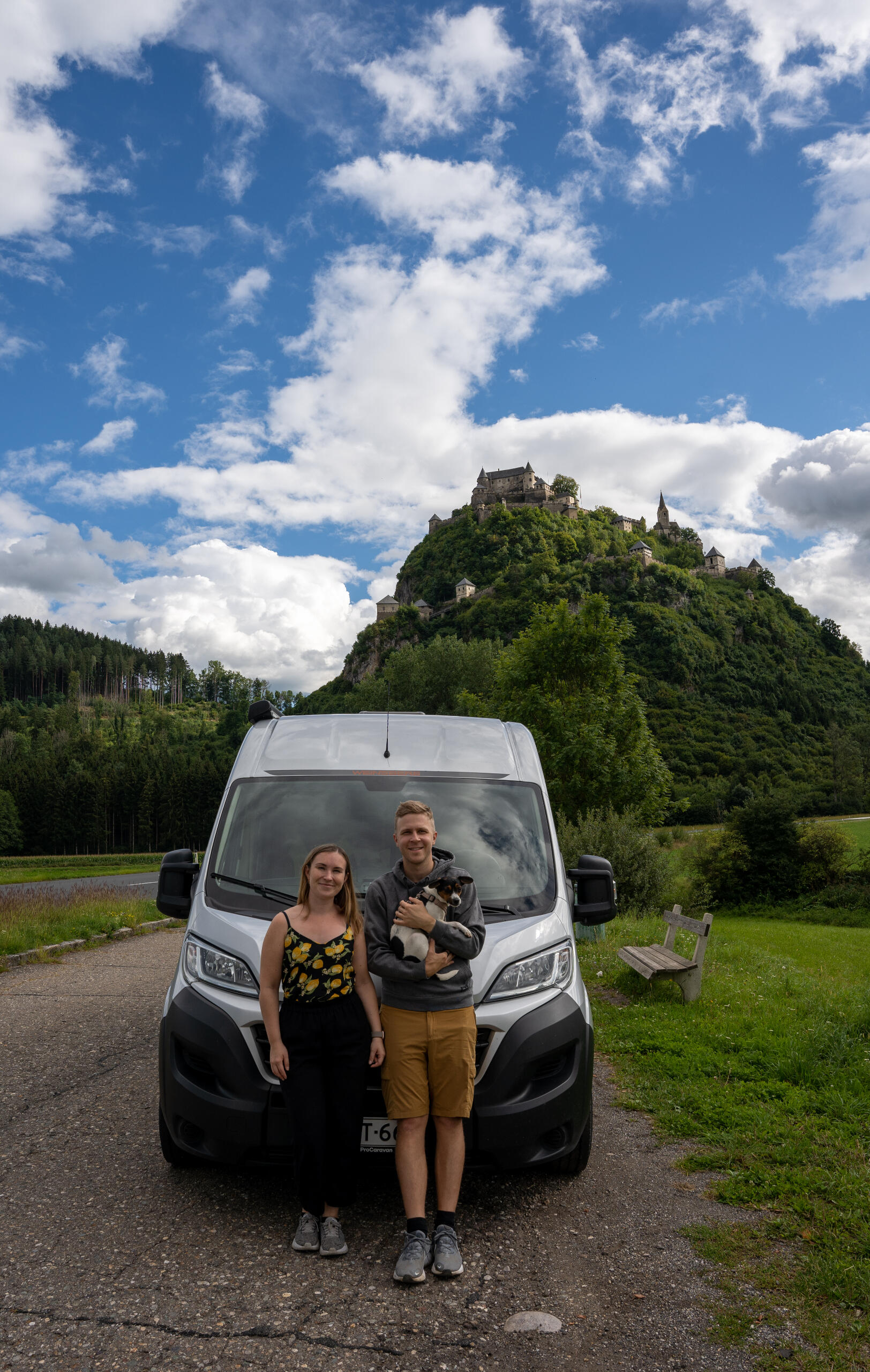 Katri, Joona sekä Papu matkustamassa Euroopassa matkailuautolla