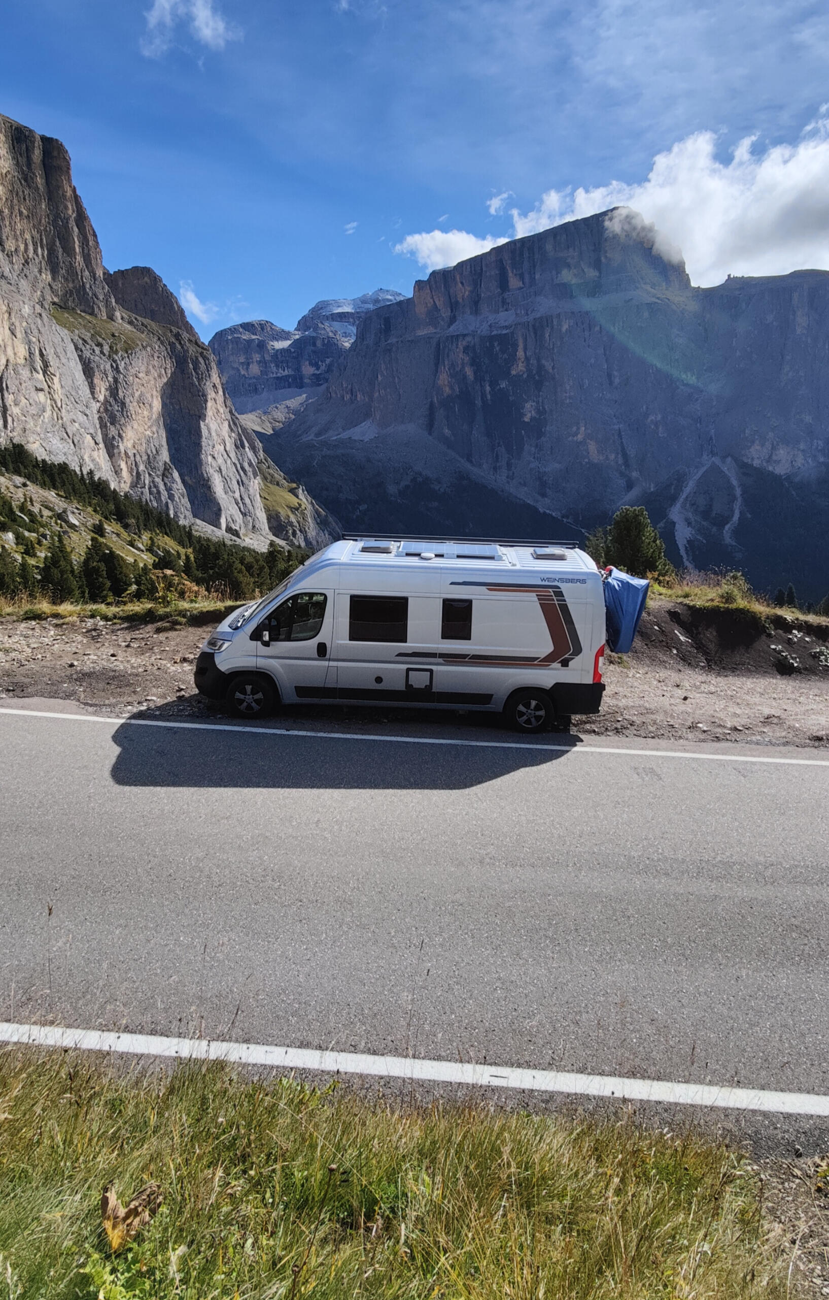 Matkailuauto parkkeerattuna tien sivuun Dolomiiteilla Italiassa