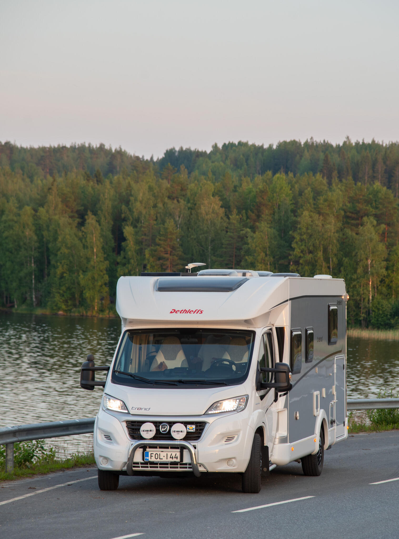 Matkailuauto keskellä Slovenian maaseutua
